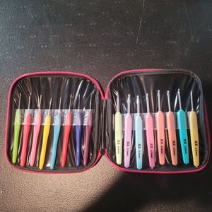 Crochet needles with zipper pouch